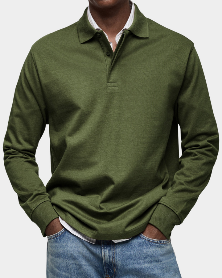 Hombre en polo de manga larga clásico, postura relajada. Ropa masculina de algodón cómoda y elegante para el día a día.