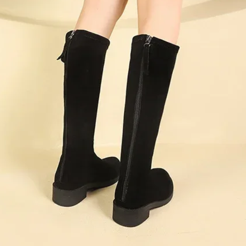 Calzado de mujer: botas altas negras, minimalistas y muy ligeras.