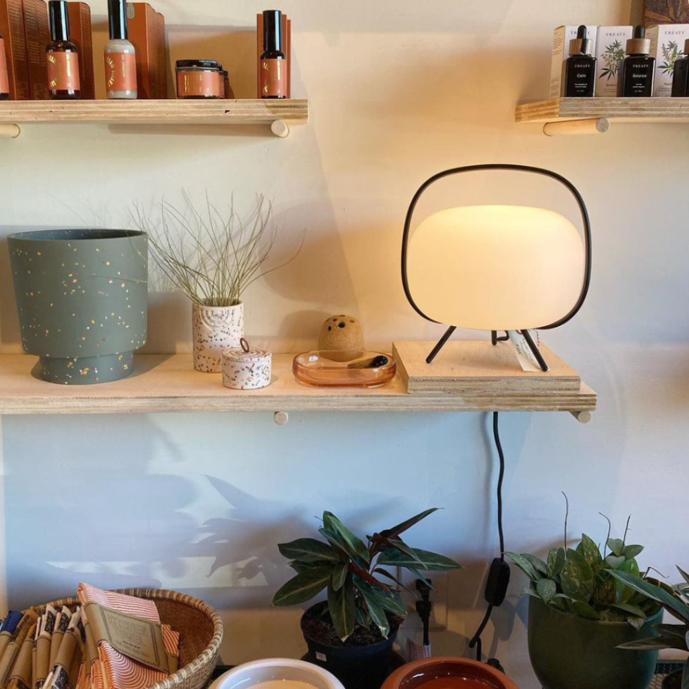 Lámpara de mesa versátil, luz decorativa para dormitorios o salones modernos y elegantes.