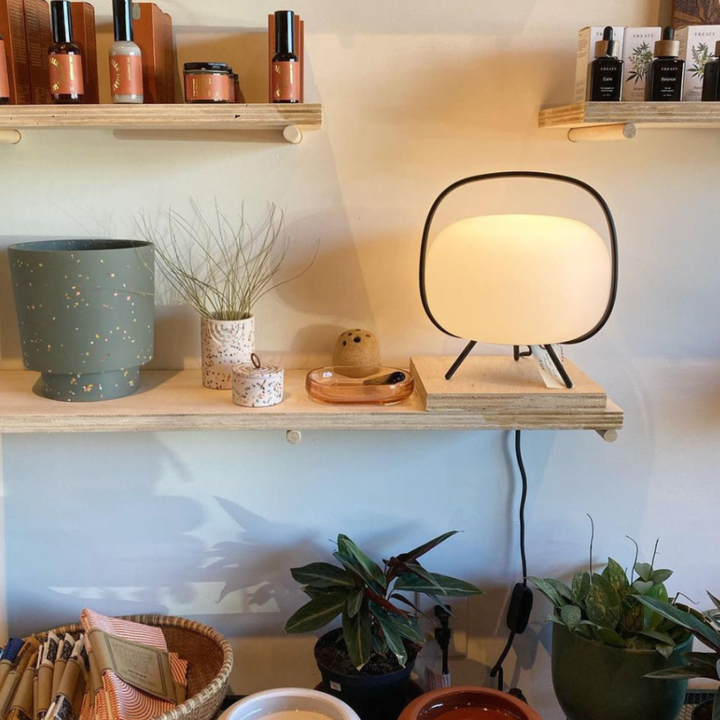 Lámpara de mesa versátil, luz decorativa para dormitorios o salones modernos y elegantes.