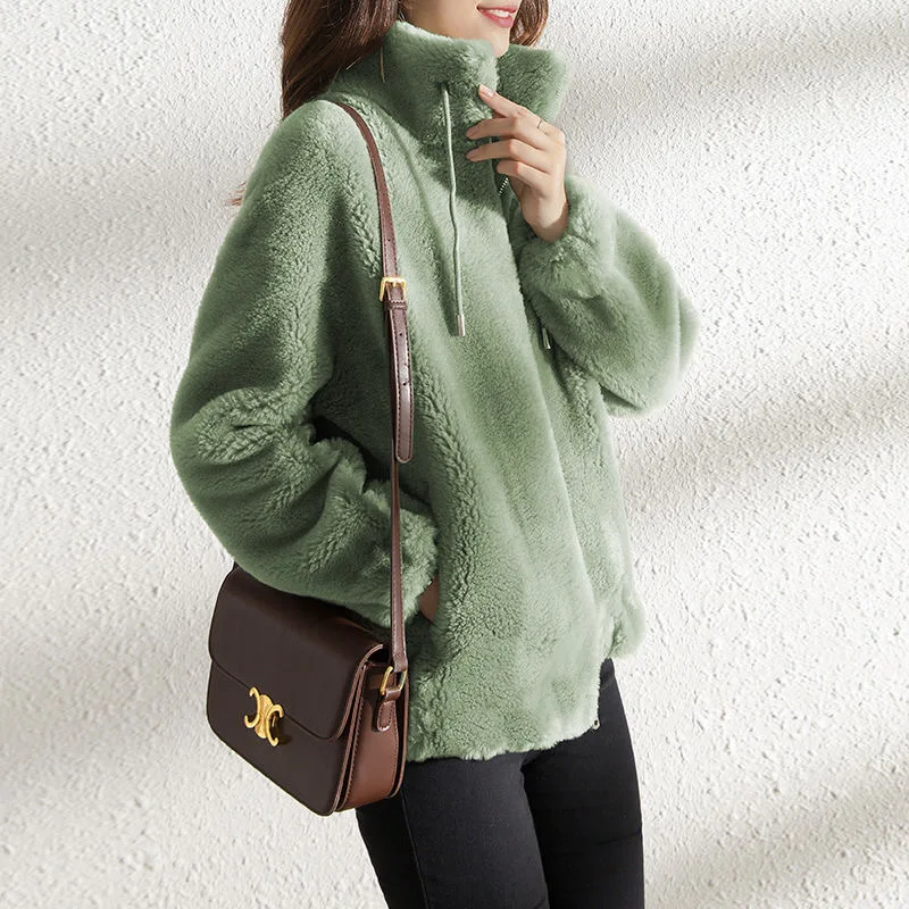 Ropa de abrigo de mujer: trench oversized en ante, diseño atemporal, elegante y moderno.