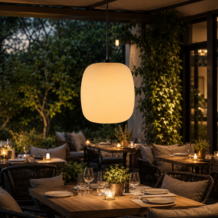 Lámpara colgante LED japonesa para decorar patios y crear ambiente exterior moderno.