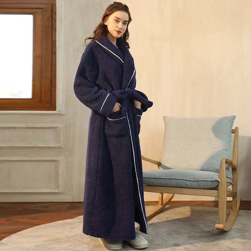 Cálida bata de franela para hombre y mujer, perfecta para el invierno y la comodidad.