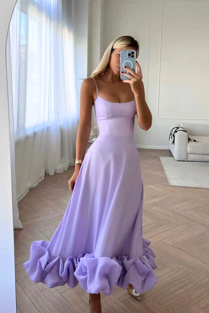 Vestido femenino largo con volantes en la falda y favorecedor escote en V, muy chic.