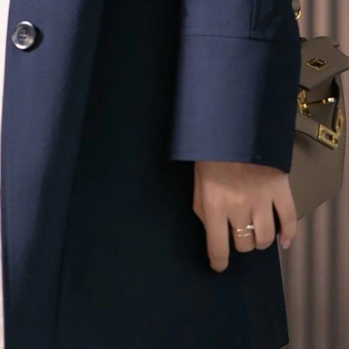 Abrigo largo clásico NOBELLA. Entallado para mujer, ideal para moda femenina de invierno.