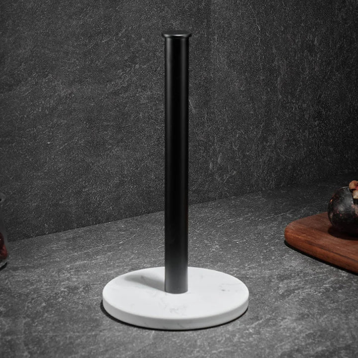 Moderno soporte de papel para cocina con base de mármol negro y barra dorada. Estilo y lujo.