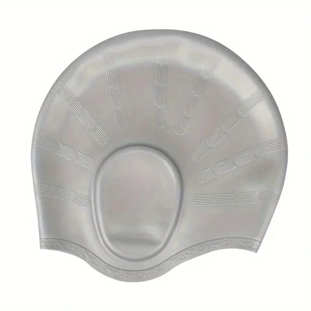 Detalle del gorro de natación con zona de protección auditiva, diseño ergonómico para confort.