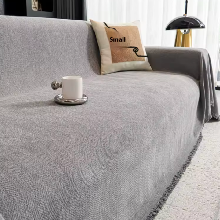 Funda para sofá, diseño moderno y minimalista. Protección de muebles en la sala de estar.