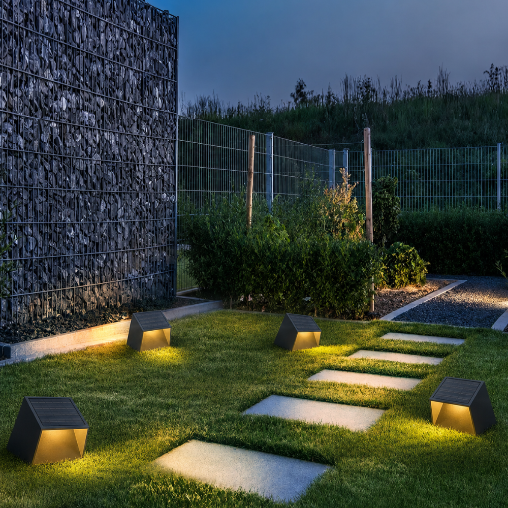 Diseño moderno de lámpara solar LED para jardín, ilumina caminos con estilo y eficiencia energética.