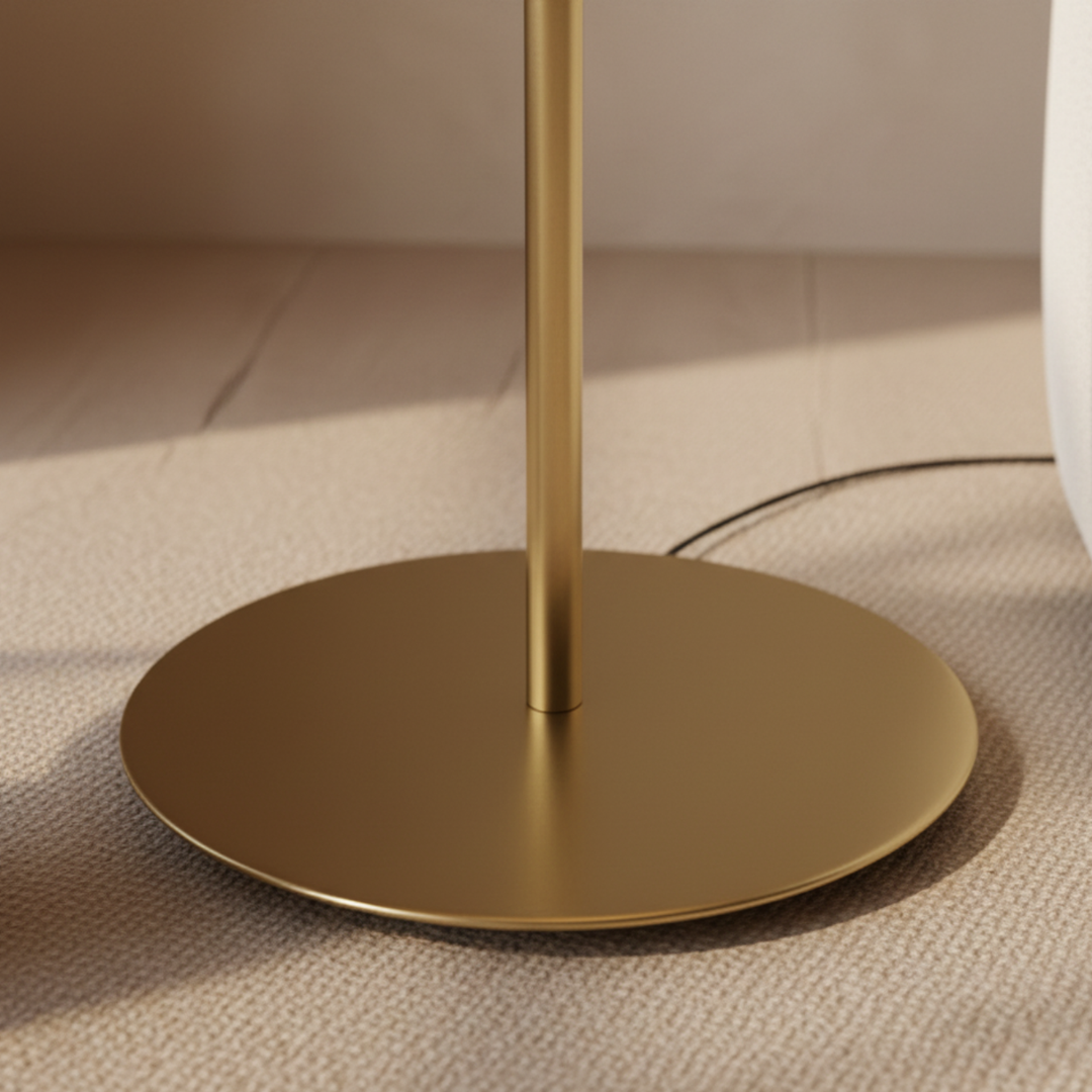 Lámpara de pie dorada, estilo contemporáneo, aporta luz y elegancia a tu decoración.