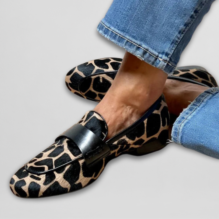 Mocasines de mujer cómodos con relieve gráfico y banda decorativa. Calzado elegante y de moda para oficina o casual.