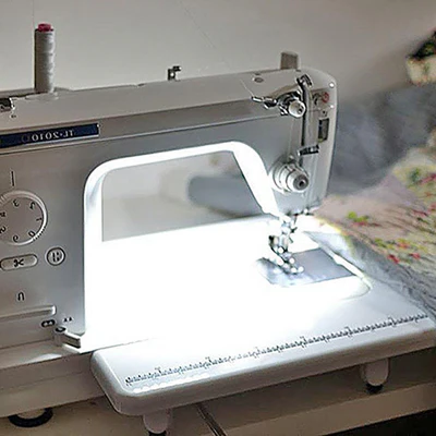 Luz LED ajustable para máquina de coser, mejora visibilidad y precisión en costura, ideal para manualidades y bricolaje.