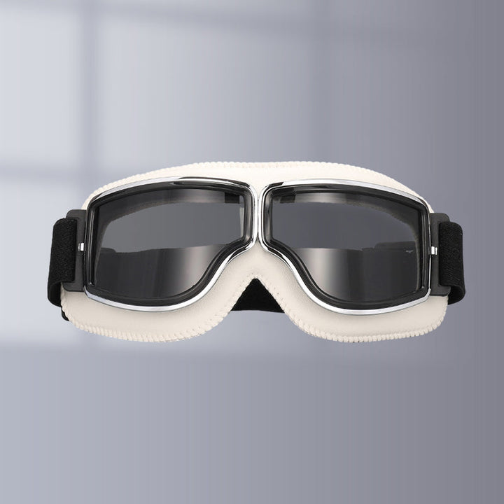 Conducción segura con gafas vintage para moto, un accesorio esencial con estilo retro.