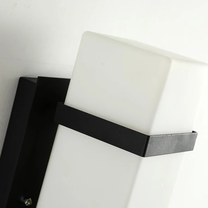 Aplique de pared exterior IP65. Lámpara elegante de metal y vidrio para iluminación duradera de jardín.