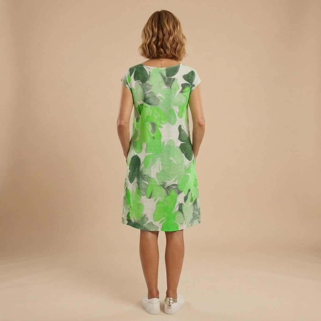 Detalle de túnica floral de mujer, tela ligera y fresca, ideal para ropa de verano casual y cómoda.