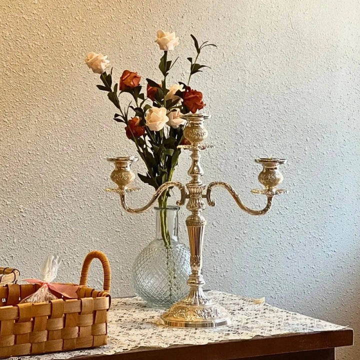 Lámpara de araña vintage para velas, metal dorado, estilo europeo para cenas especiales.