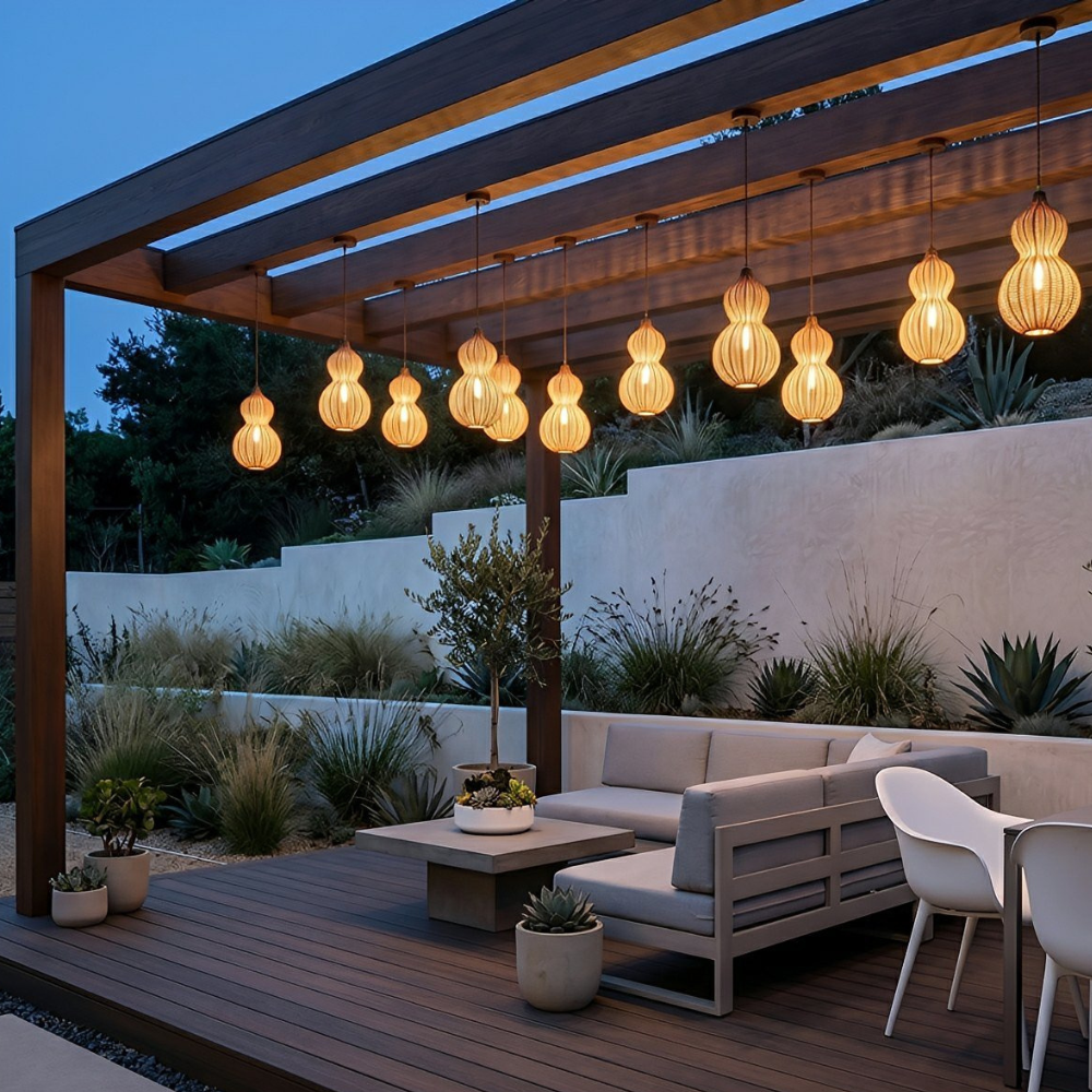 Lámpara artesanal tejida, ideal para crear ambiente en exterior, patio o jardín moderno.