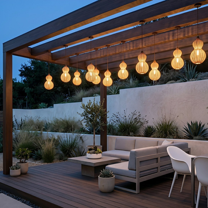 Lámpara artesanal tejida, ideal para crear ambiente en exterior, patio o jardín moderno.