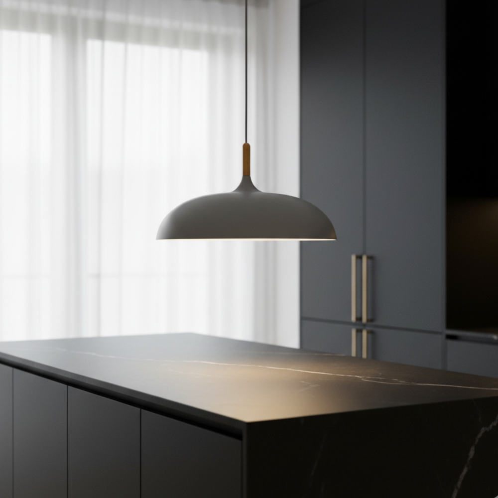 Iluminación funcional y decorativa. Lámpara colgante moderna para cocina, ambiente minimalista.