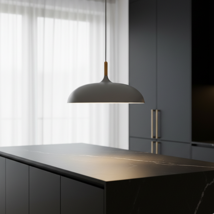 Iluminación funcional y decorativa. Lámpara colgante moderna para cocina, ambiente minimalista.