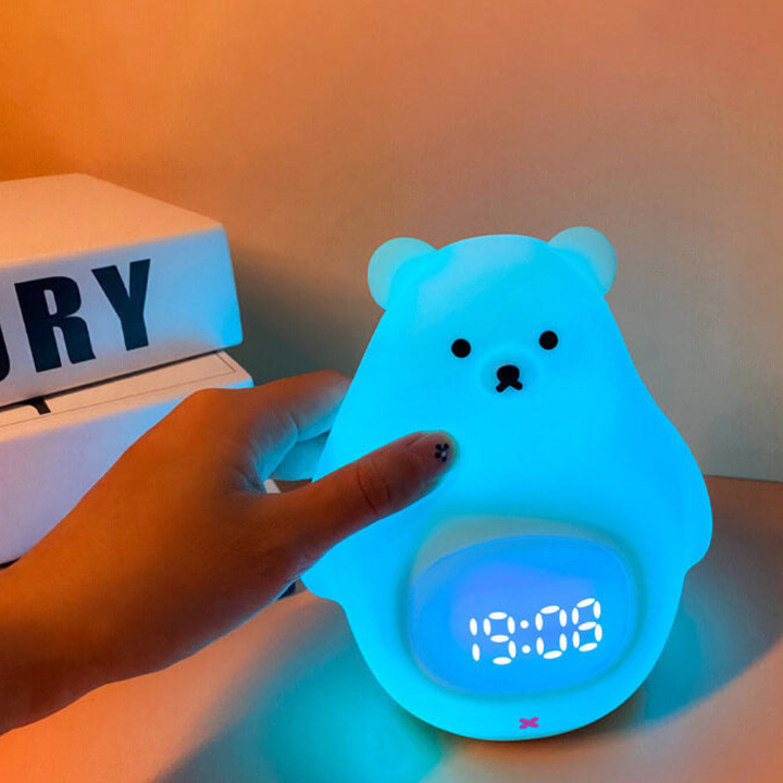 Decoración infantil: reloj despertador oso polar LED con luz nocturna USB para dormitorio.