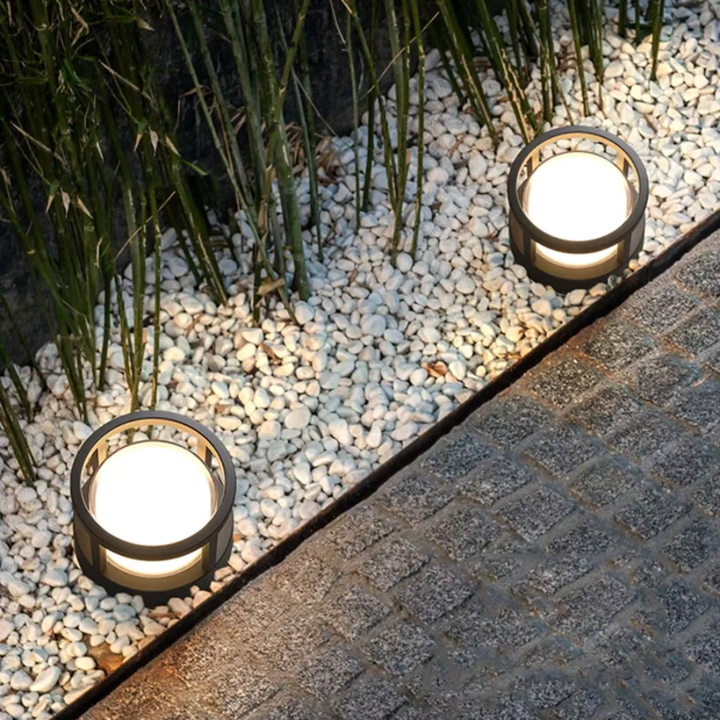 Iluminación LED para exteriores, duradera y moderna, para patios y entradas.