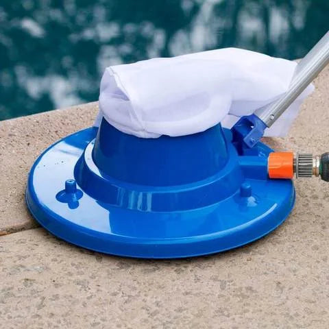 Aspiradora de piscina fácil de usar para una limpieza rápida de hojas y mantenimiento sin esfuerzo.