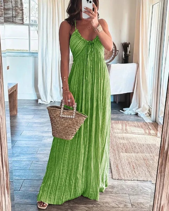 Outfit de verano fluido para mujer, con vestido fresco. Perfecto para un estilo relajado y moderno.