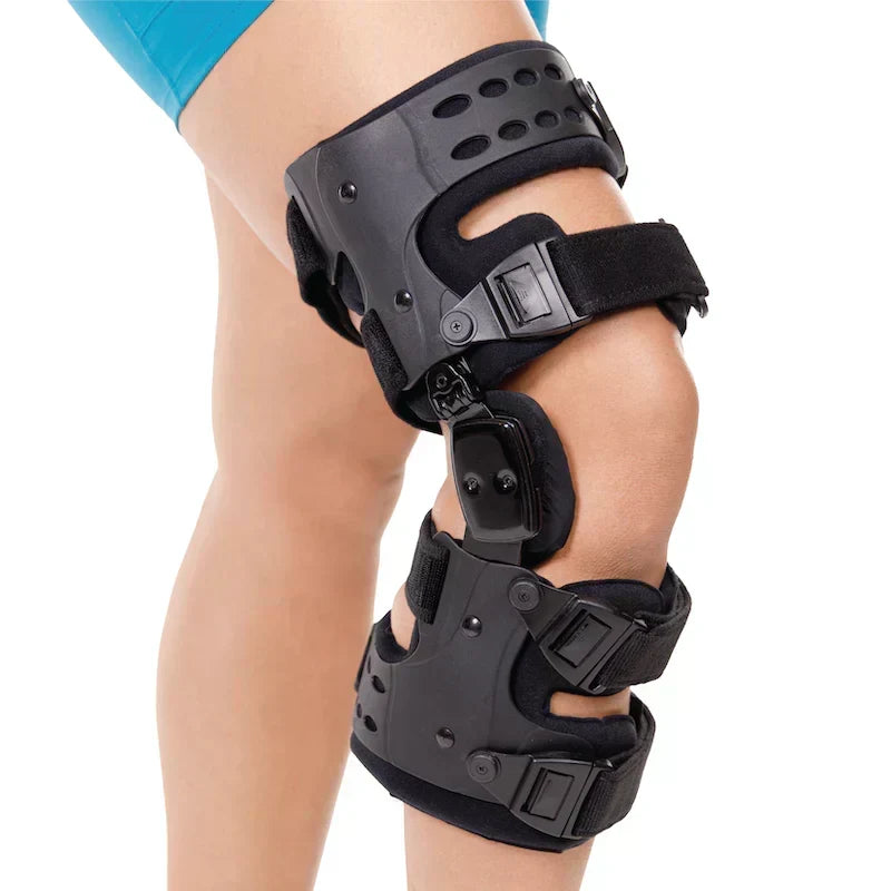 Órtesis de rodilla con diseño descompresor, material transpirable para alivio de artritis.