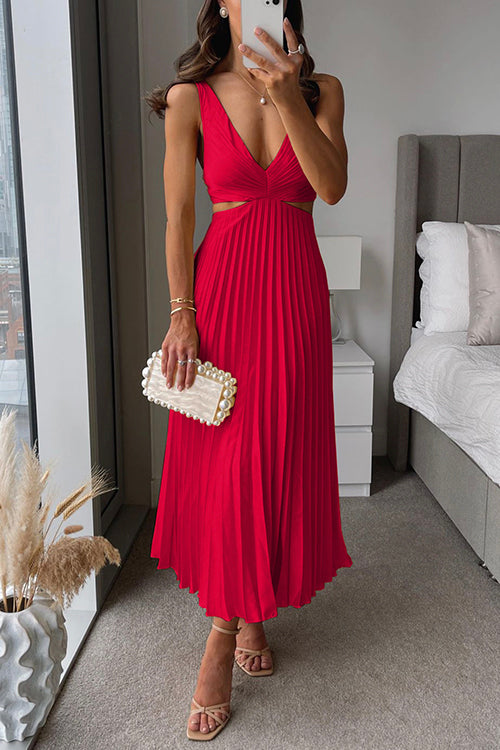 Detalle de escote en V de vestido midi sin mangas para mujer, toque elegante y casual.
