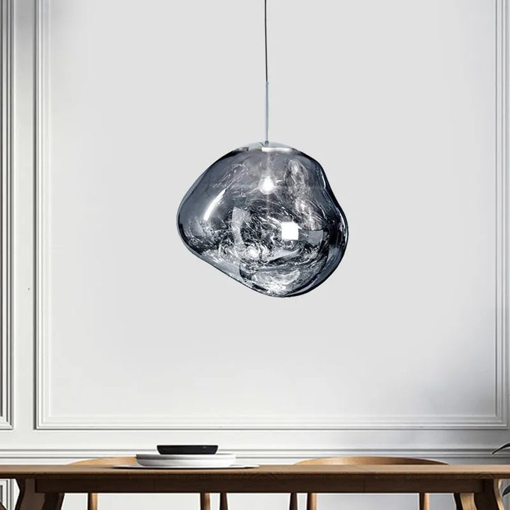 Lámpara colgante original con efecto lava, elemento distintivo para el hogar. Iluminación moderna para salas y comedores.