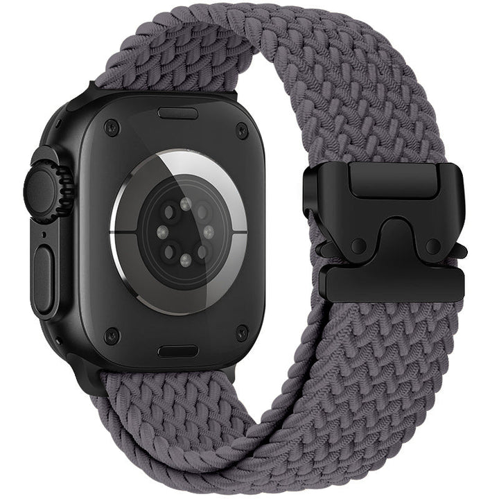 Correa trenzada de nylon en muñeca, accesorio cómodo y ajustable para reloj inteligente.