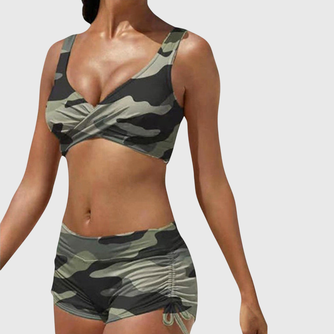 Bikini de camuflaje dos piezas para mujer con top cruzado y shorts fruncidos. Ideal para playa y piscina. Moda baño.