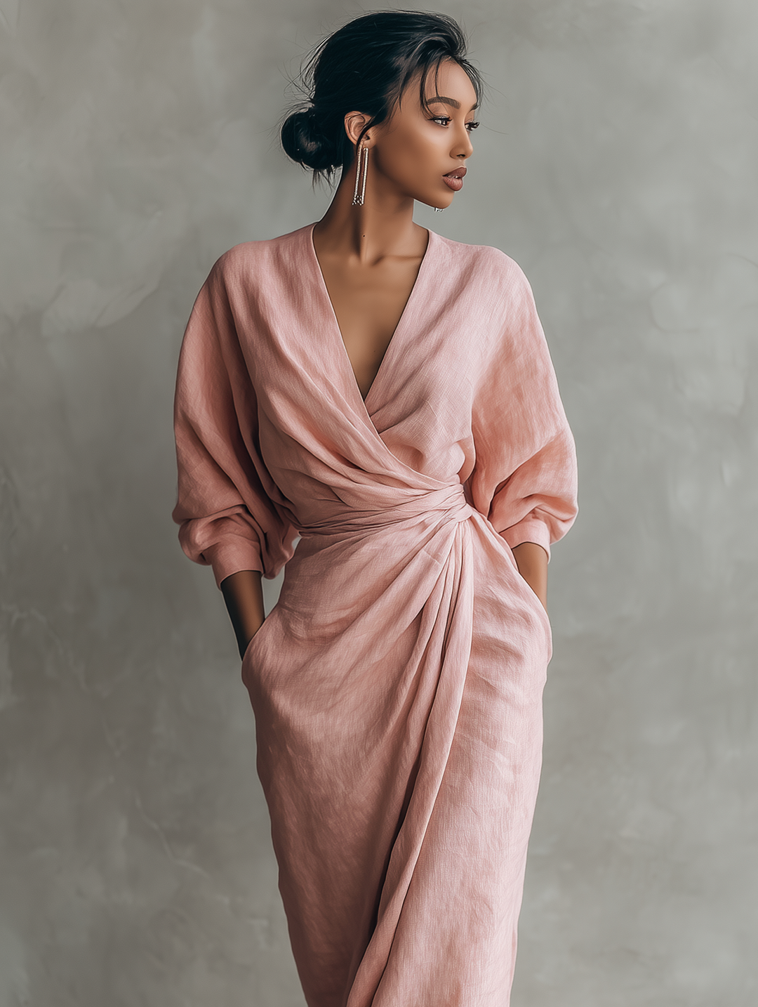 Vestido maxi versátil con escote V para mujer. Elegante y fluido, ideal para ropa femenina de verano en marrón.
