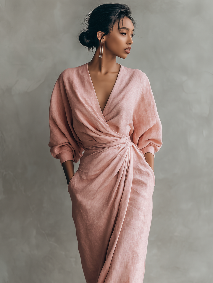 Vestido maxi versátil con escote V para mujer. Elegante y fluido, ideal para ropa femenina de verano en marrón.