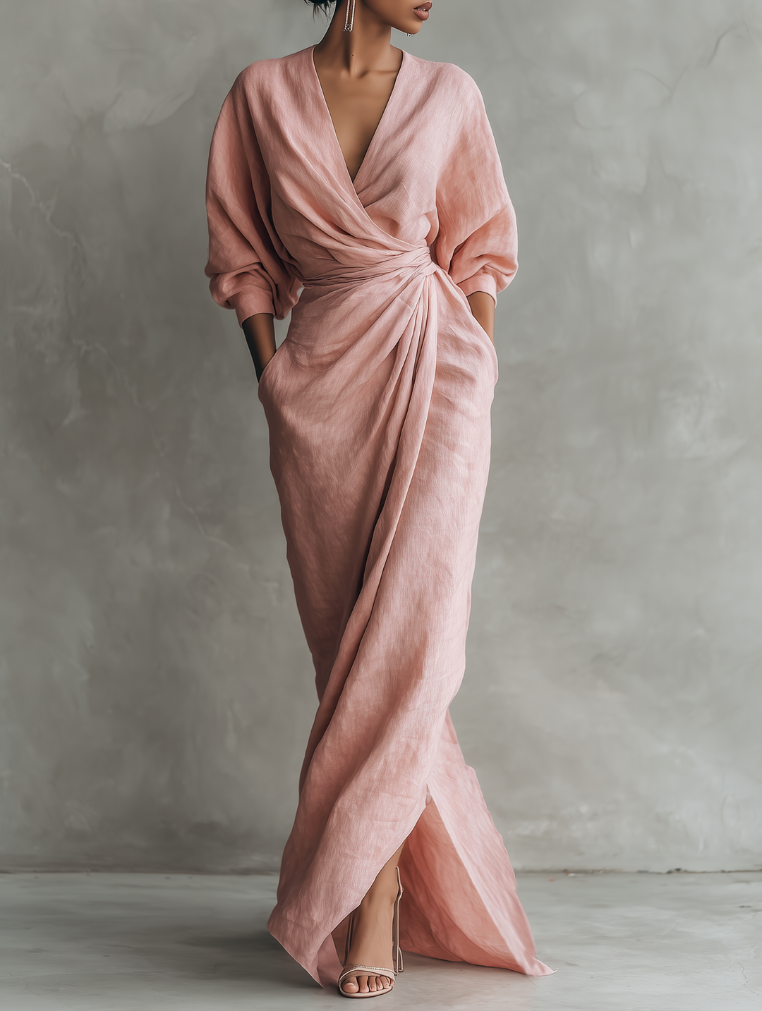 Vestido maxi fluido rosa con escote V, elegante para mujer. Ideal para eventos de verano y estilo versátil.