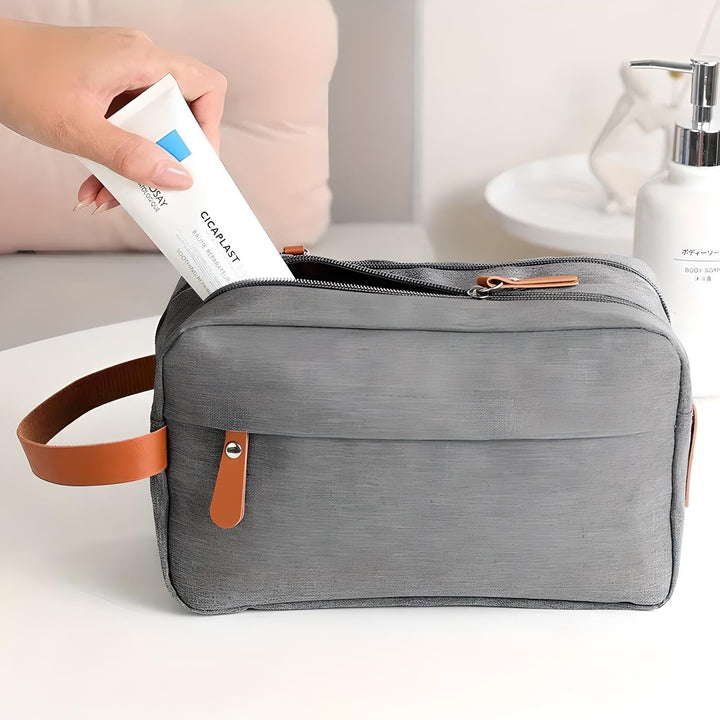 Neceser azul marino para hombre. Organizador de viaje de aseo personal, compacto y con estilo masculino elegante.