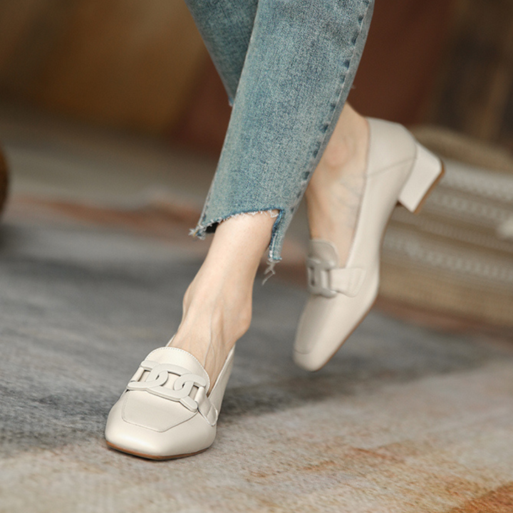 Zapatos clásicos de mujer marrones, confortables y con plataforma para moda actual.