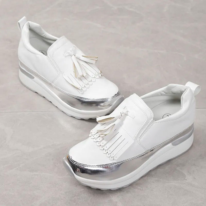 Zapatillas de mujer SERALIA con plataforma destacada y flecos, para un look urbano y chic.