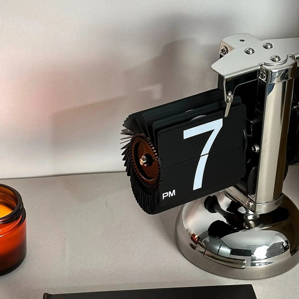 Reloj de mesa minimalista retro-moderno. Números grandes para fácil lectura en casa u oficina.
