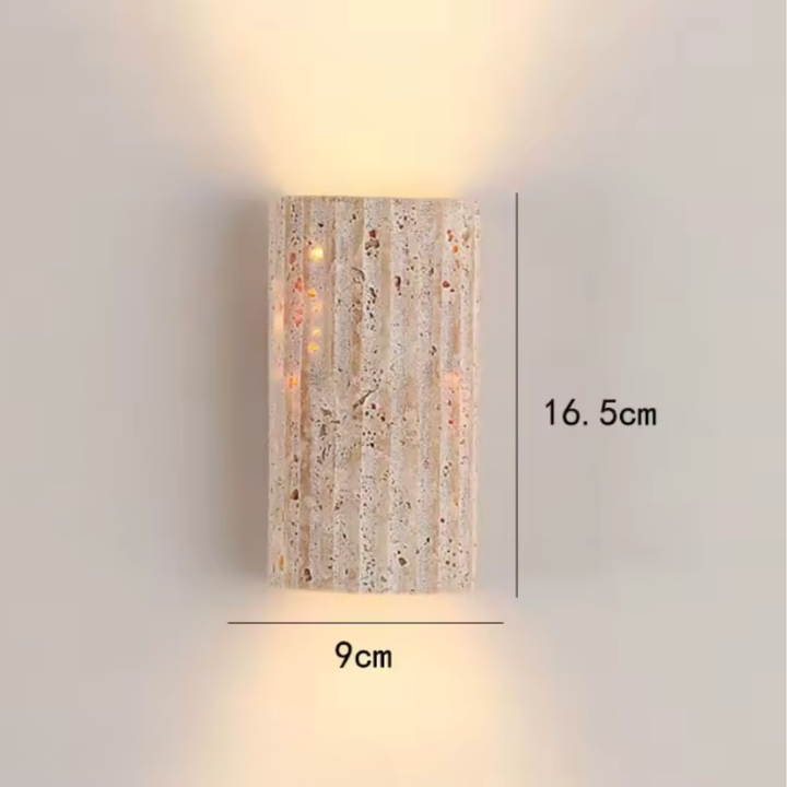 Aplique de pared LED de travertino para patio, luz eficiente y decoración de piedra natural exterior.