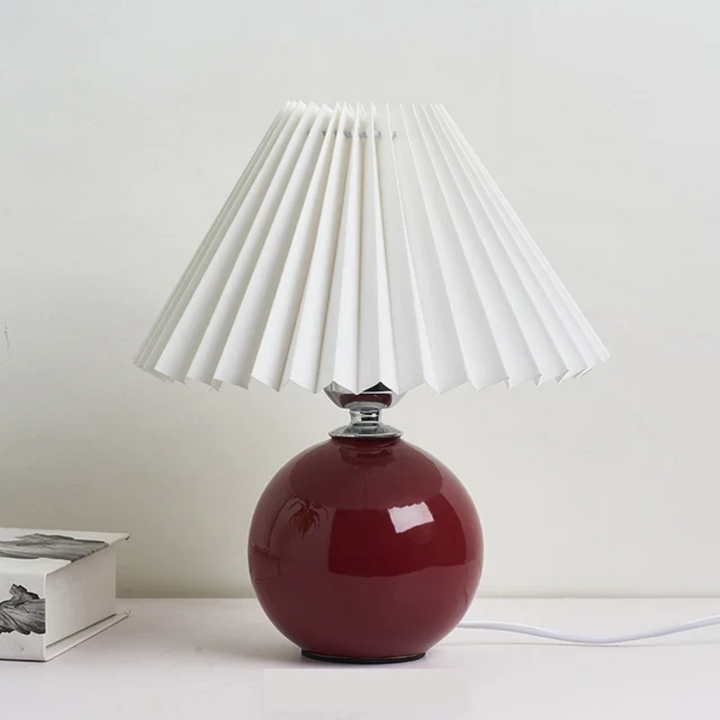 Decoración hogar: lámpara de mesa vintage. Iluminación cálida, diseño retro y ambiente acogedor.