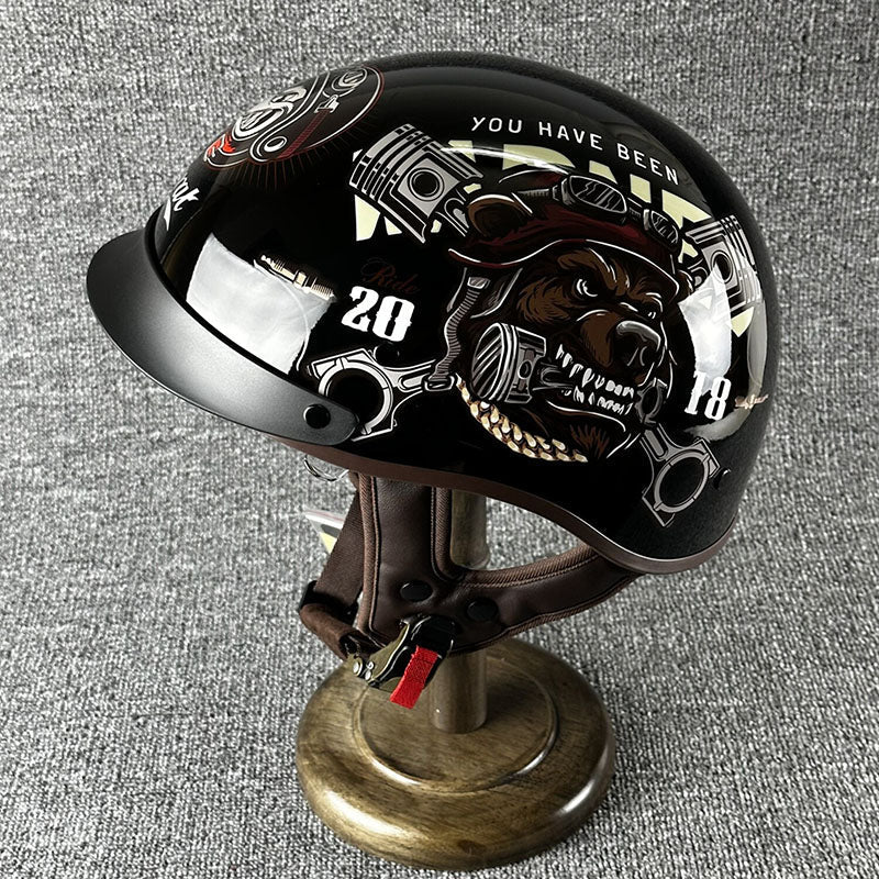 Casco abierto urbano para moto con cierre rápido, seguridad y comodidad.