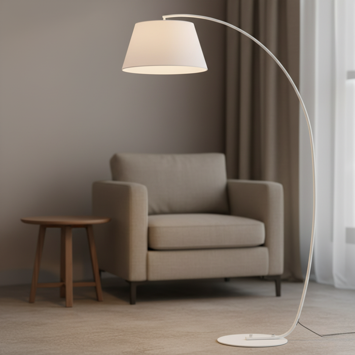 Lámpara de pie elegante, curva y moderna, ideal para añadir un toque de diseño en tu oficina.