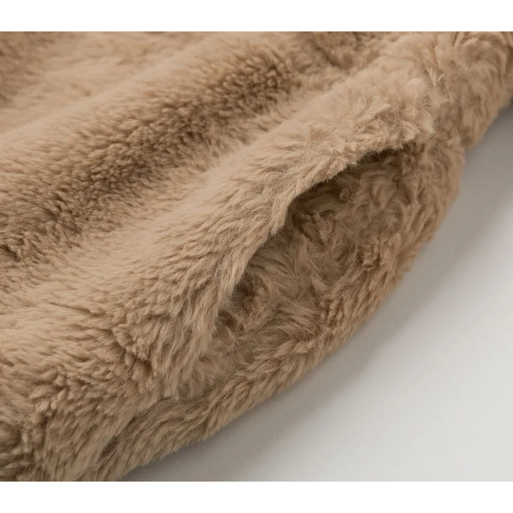 Abrigo teddy corto de mujer, diseño moderno con cremallera, perfecto para looks casuales.