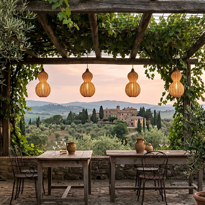 Decoración exterior con lámpara colgante tejida para patio, estilo artesanal y luz ambiental.