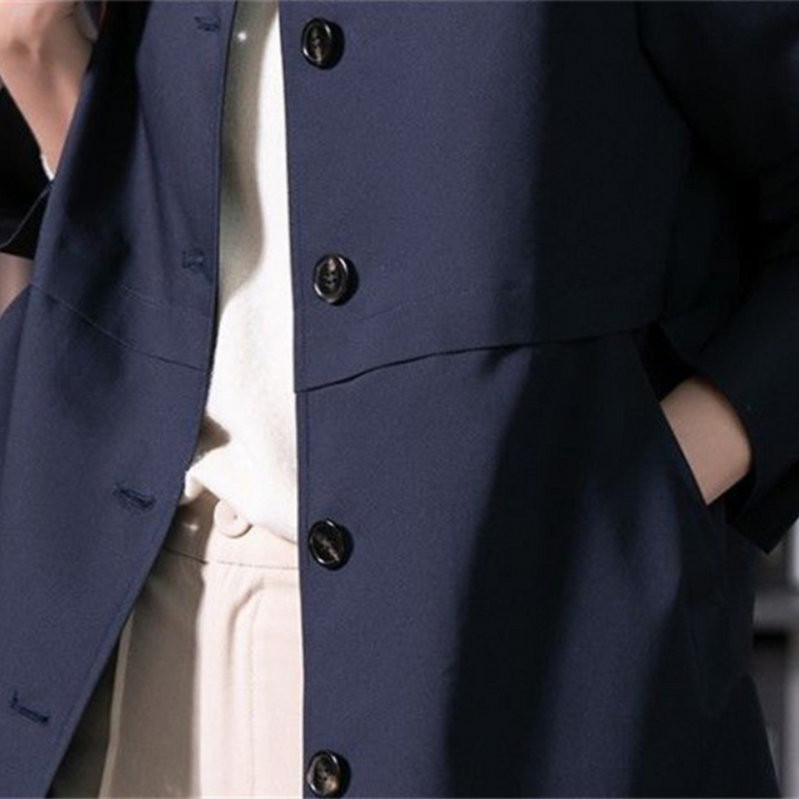 Fondo de armario: Abrigo entallado NOBELLA. Clásico y elegante, perfecto para mujer en otoño/invierno.