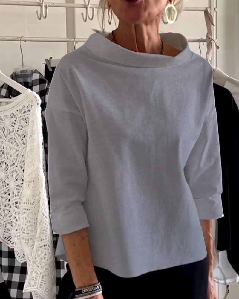 Camisa femenina de cuello alto. Blusa elegante y versátil para la mujer de hoy.