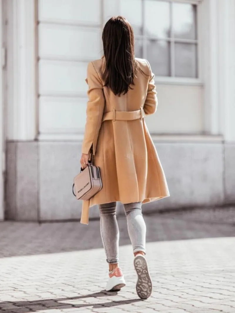 Abrigo trench slim fit de mujer con doble botonadura, estilo elegante para moda de invierno y outwear casual.