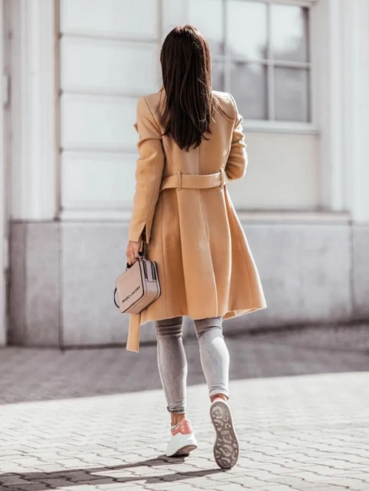 Abrigo trench slim fit de mujer con doble botonadura, estilo elegante para moda de invierno y outwear casual.